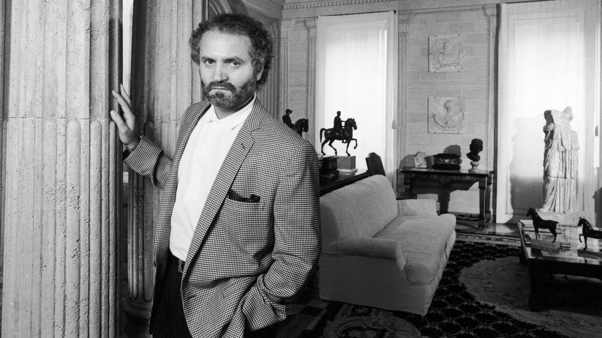 GIANNI VERSACE POSES IN HIS GRAND ESTATE. 